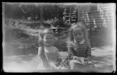 Thonny and Hermo sitting on the sidewalk (251)