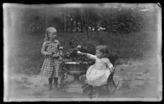 Thonny and Hermo by vase (259)