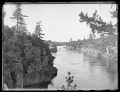 Interstate Park, looking up the river towards bridge (649)