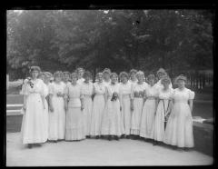 18 girls of the graduating class on platform of Mohn Hall (1373)