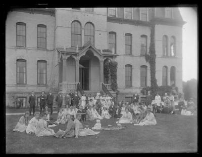 Faculty picnic in front of main (1622)