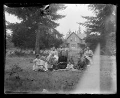 Unidentified family group (1726)