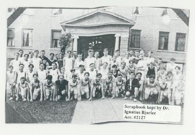 St. Olaf College men's track team posing postcard